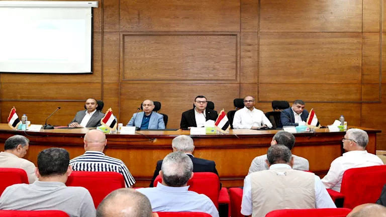 وزير الإسكان ومحافظ المنيا يتابعان مشروعات المياه والصرف و”حياة كريمة”