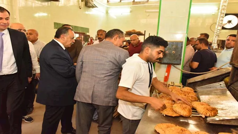 بعد توقفه لسنوات.. محافظ أسيوط يفتتح مخبز الثورة بالأربعين – صور