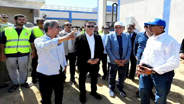 وزير الإسكان يتفقد محطتي مياه صفانية وصرف صحي بلهاس