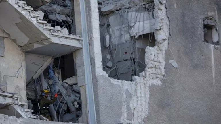 إسرائيل.. 33 مصابًا بقصف صاروخي إيراني استهدف حيفا مساء الجمعة