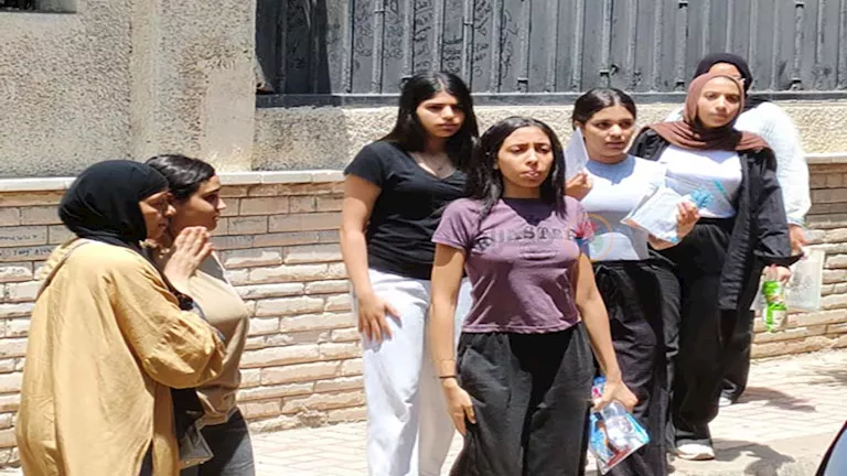طلاب الثانوية العامة بالإسكندرية: الامتحان اتسرب والمراقبين غير مبالين