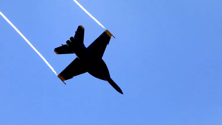 انفجار في “بوشهر” بعد غارات أمريكية على منشآت نووية إيرانية