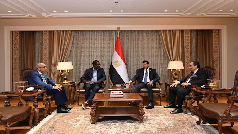 “كواليس نقل المقر”.. وزير الرياضة يلتقي الأمين العام لـ كاف