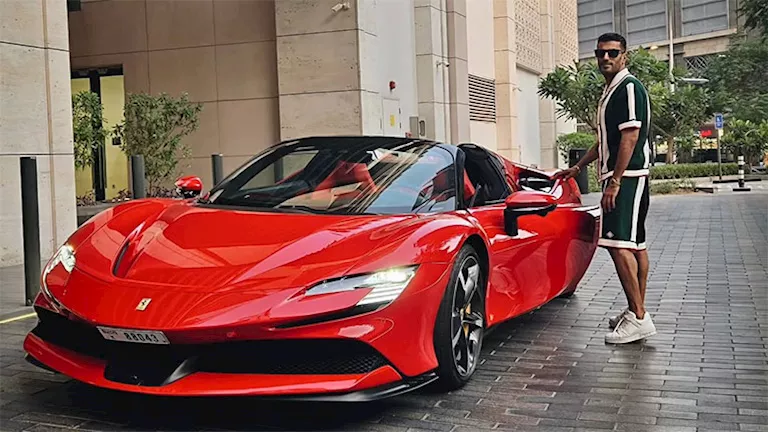 محمد سامي ينشر صورة بجوار سيارة فارهة