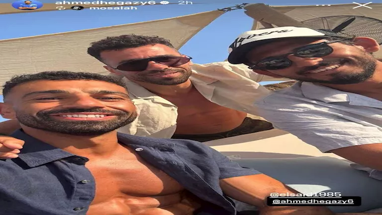 بمضرب وكرة التنس.. صلاح وأحمد حجازي يشعلان شاطئ الساحل (فيديو)