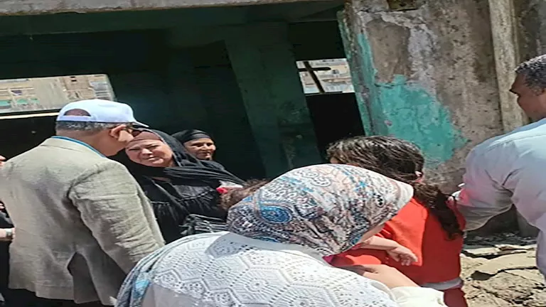 مجهز لكم لحمة وكوارع.. محافظ المنيا يمازح سكان عقار آيل للسقوط -فيديو