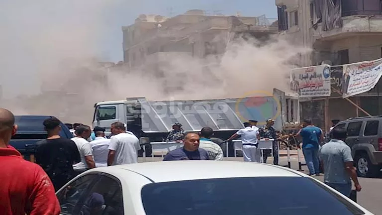 شهود العيان والهلال الأحمر.. إجراءات عاجلة بشأن عقار شبرا مصر المنهار