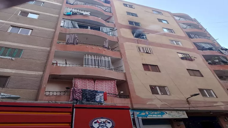 سيارتا إطفاء للسيطرة على حريق شقة بالهرم