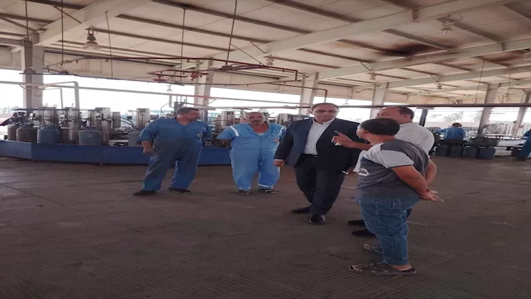 محافظ قنا يُفاجئ مصنع قفط ويشدد على جودة تعبئة أسطوانات الغاز (صور)