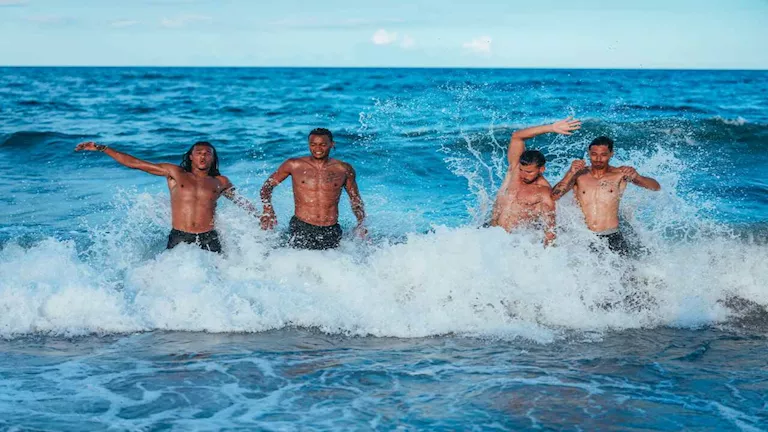 مرموش وأصدقائه.. تدريبات استثنائية لمانشستر سيتي على شاطئ فلوريدا