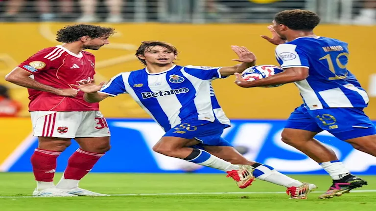 اعتداء جماهير بورتو على اللاعبين (فيديو)