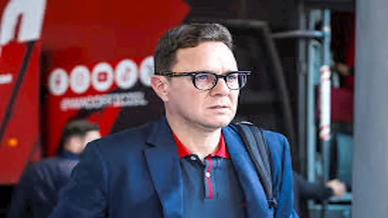 “بالعكاز”.. أول ظهور لمدرب الوداد المغربي بعد الحادث