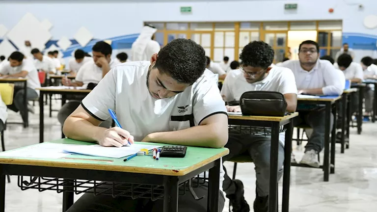 المصريون يكتسحون قائمة أوائل الثانوية العامة بالكويت (صور)