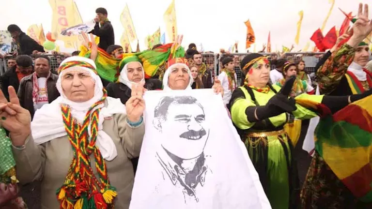 آلام تقابلها آمال بانتهاء صراع امتد لأربعة عقود بين تركيا والأكراد