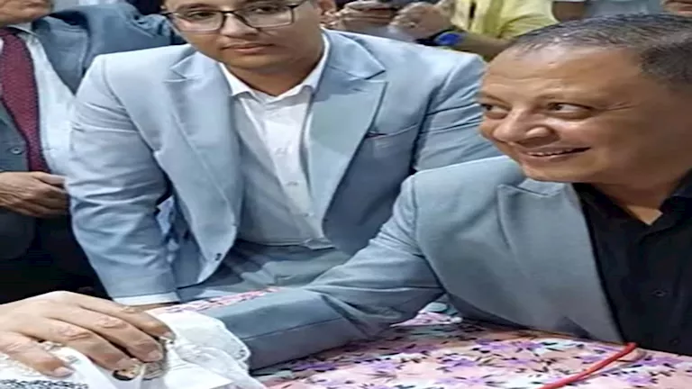 محافظ المنيا يشهد على عقد قران عروسين داخل مسجد صلاح الدين