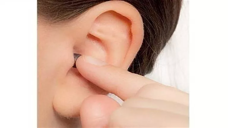 فيديو طالب بسماعة بلوتوث يثير الجدل.. و”التعليم” توضح الإجراءات