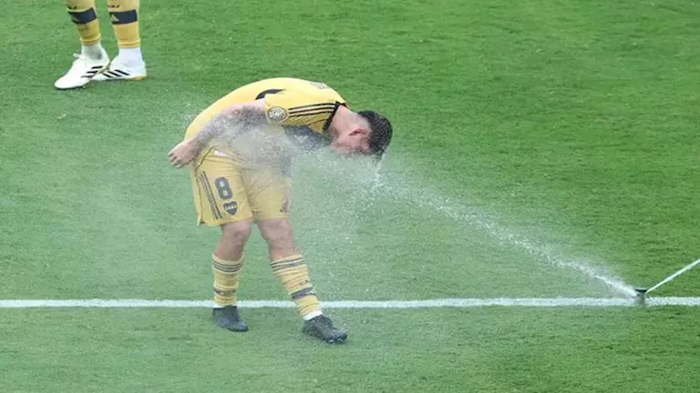 “تحليل عرق وفترات تبريد”.. كيف أثرت درجة الحراة على لاعبي كأس العالم ل