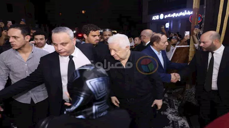 بالصور- مرتضى منصور يصل عزاء والد تامر عبد المنعم