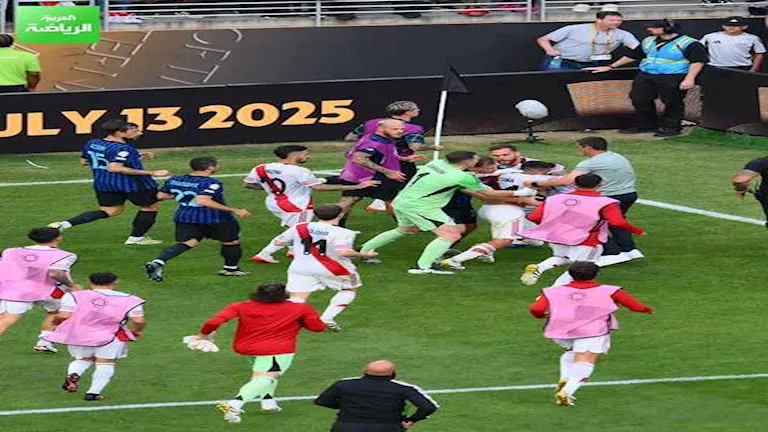 12 صورة ترصد أول خناقة في كأس العالم للأندية بين ريفر بليت وإنتر ميلان