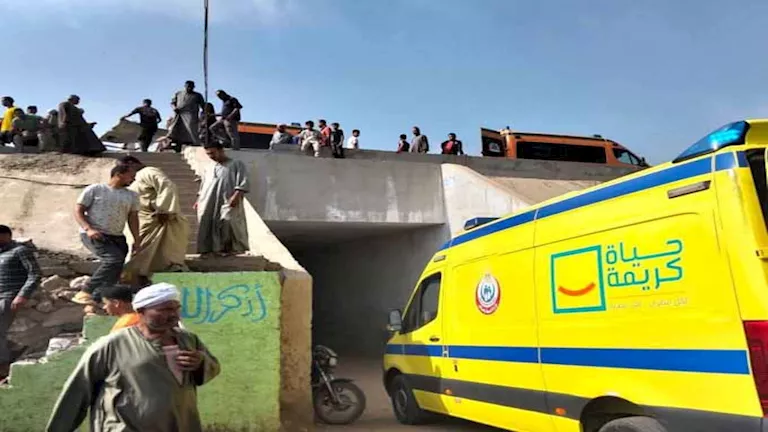 “الميكروباص بقى خردة”.. مصرع 16 شخصًا في حادث تصادم بالمنوفية – صور