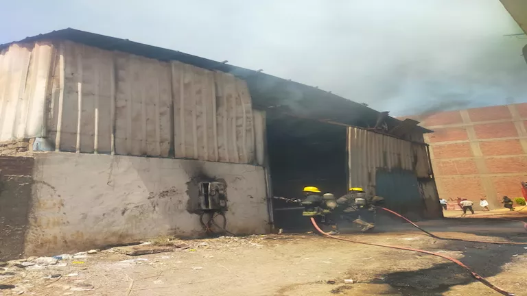 حريق في مخزن كرتون بجوار مدرسة بالهرم