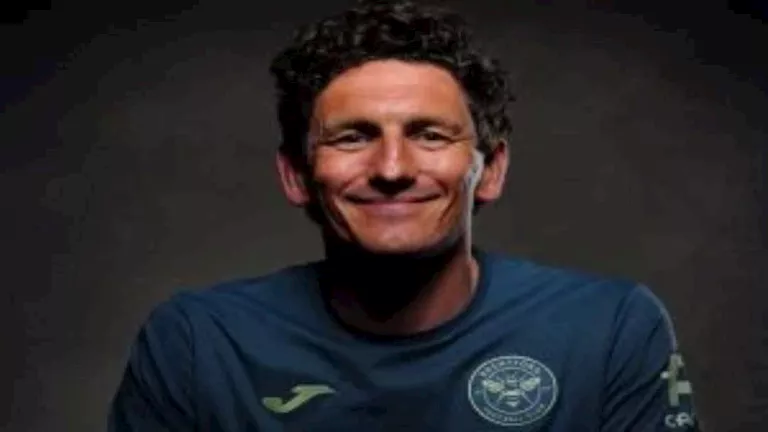 برينتفورد يعين مدرب ركلات الثابتة مديرًا فنيًا لفريقه