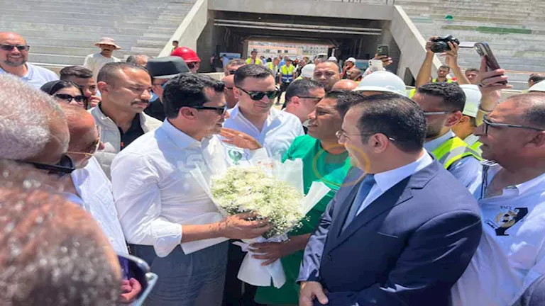 بالصور.. مشجع بالنادي المصري يهدي وزير الرياضة “بوكيه ورد”