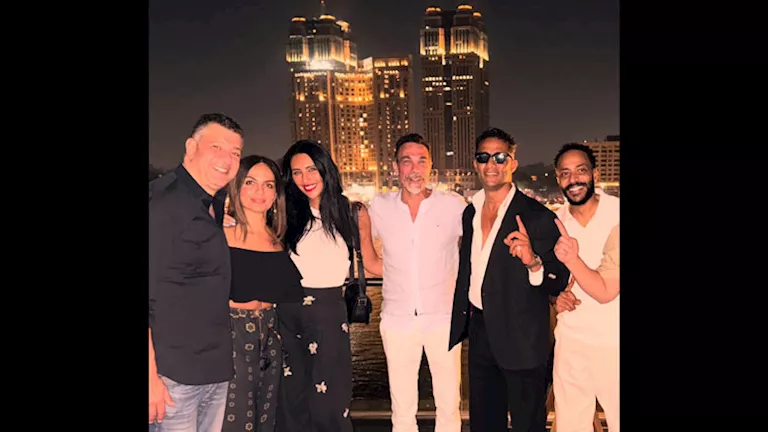 محمد رمضان ينشر صورًا له من حفل عشاء ويعلق: “مفاجأة كبيرة قريبا”