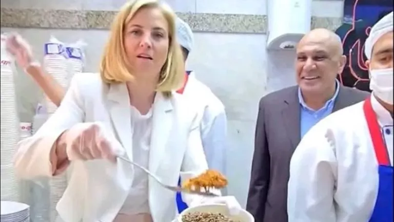 وزيرة خارجية النمسا تحضّر “طبق الكشري” بأحد مطاعم وسط البلد- فيديو