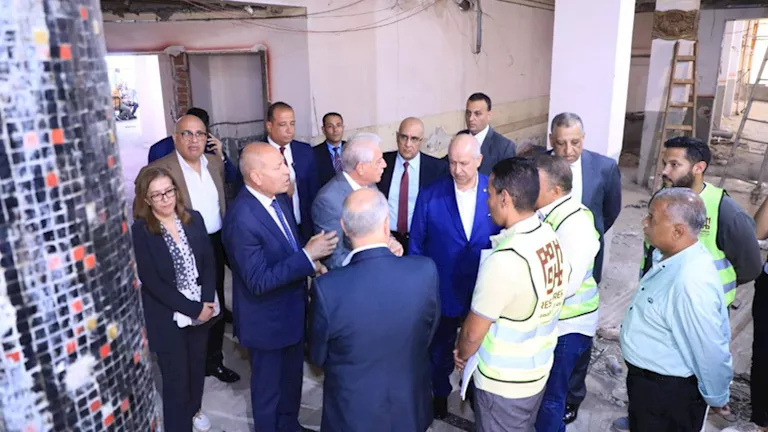 صور.. بدء تطوير محل جروبي بميدان طلعت حرب