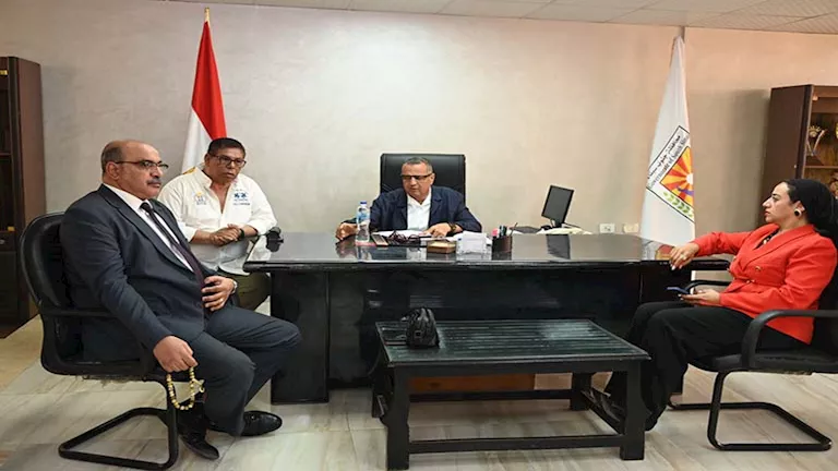 محافظ جنوب سيناء يناقش تحسين جودة الخدمات المقدمة للمواطنين (صور)