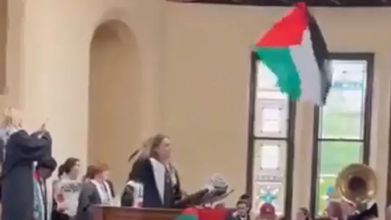 خلال تخرجهم.. طلاب هارفارد يخرجون حاملين لافتات تدعم فلسطين (فيديو)