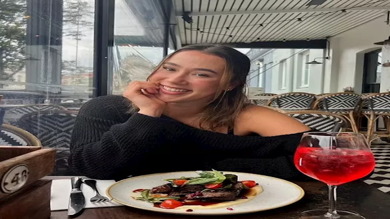 فتاة تعاني من السرطان تكشف عن 3 علامات خطيرة.. احذرها