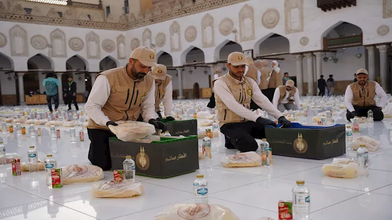 “بيت الزكاة” يقدِّم 4000 وجبة إفطار للصائمين بالجامع الأزهر