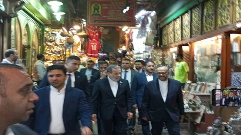 بالصور.. وزير خارجية إيران يزور خان الخليلي ويصلي المغرب بالحسين