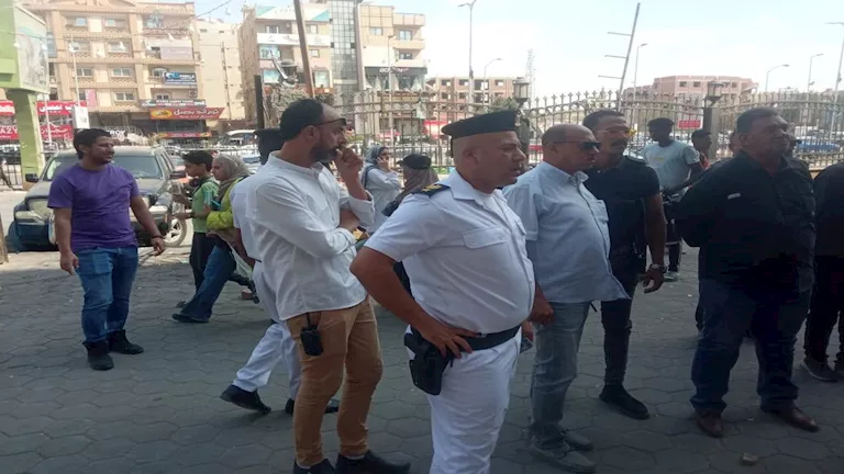 حملة لإزالة الإشغالات بـ 6 أكتوبر وسحب ثلاث قطع بالحى الأول -(صور)