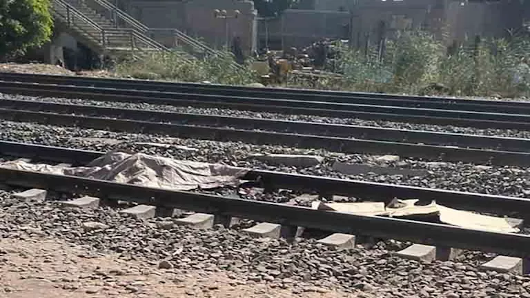 “كان بيعدي شريط السكة الحديد”.. مصرع شخص صدمه قطار بقليوب