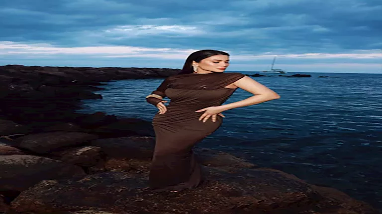 “على البحر”.. هدى الإتربي تستمتع بإجازتها الصيفية والجمهور يغازلها (صو