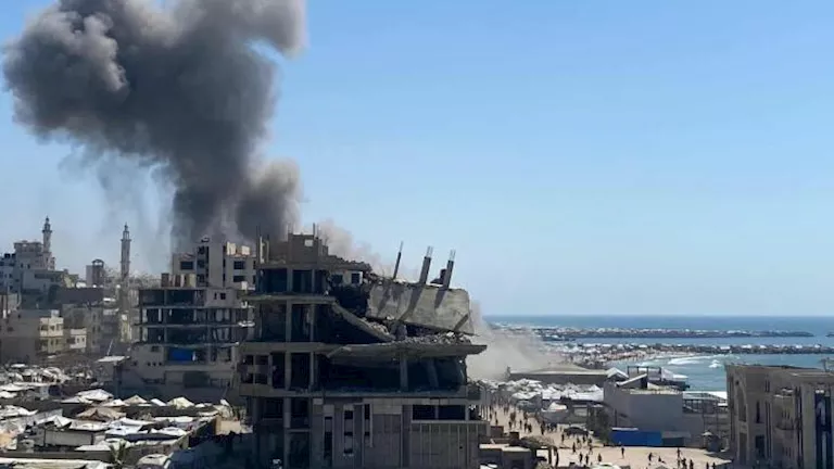 24 شهيدًا في قصف إسرائيلي استهدف استراحة على شاطئ غزة
