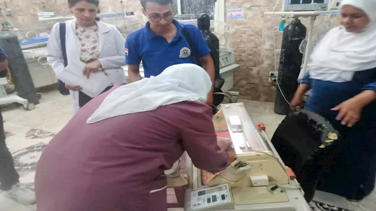 بعد عطل مفاجئ بالحضّانات.. إجلاء 5 أطفال مبتسرين من مستشفى أخميم (صور)