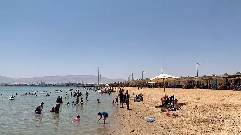 البحر حصيرة.. انتظام الملاحة وتراجع حدة الحرارة بخليج السويس (صور)