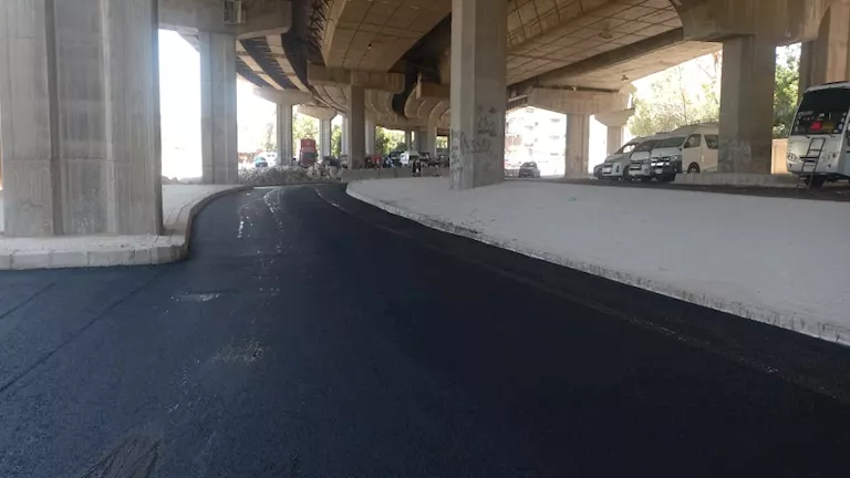 صور- رصف الطريق أسفل الدائري بكفر غطاطي أمام المتحف المصري الكبير