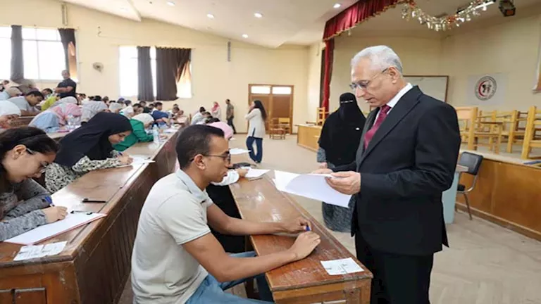 رئيس جامعة المنيا يتفقد امتحانات “الطب البيطري” ويشدد على منع الغش (صو