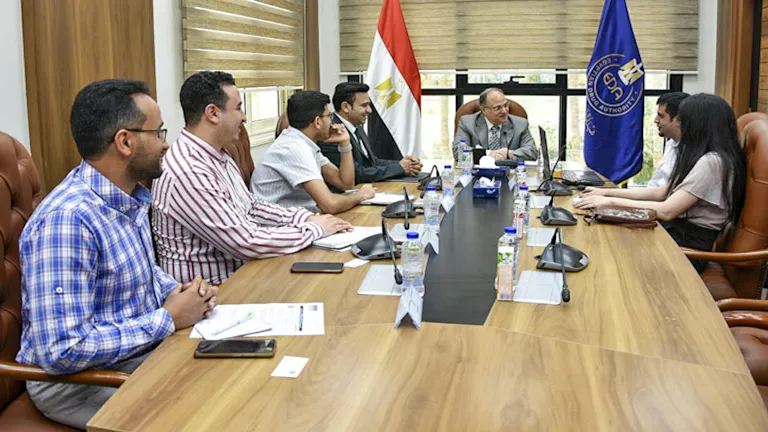 رئيس هيئة الدواء يعقد اجتماعاً مع ممثلي شركة باي لحلول الأعمال