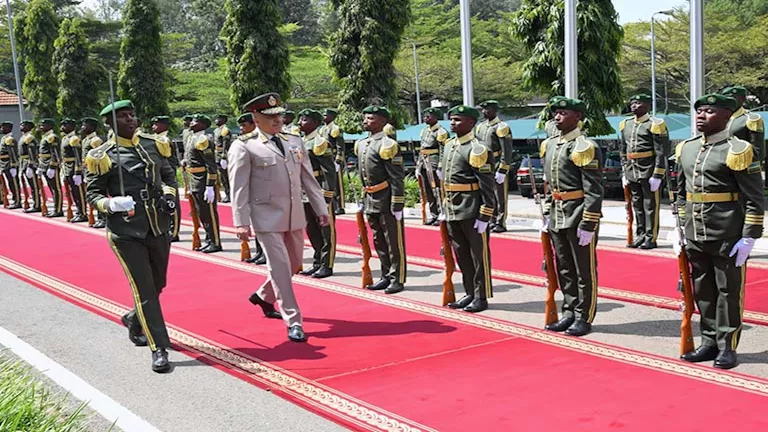 رئيس أركان القوات المسلحة يعود إلى أرض الوطن عقب انتهاء زيارته إلى روا