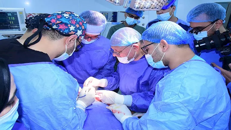 بالصور.. رئيس جامعة سوهاج يجري جراحة معقدة استغرقت 5 ساعات