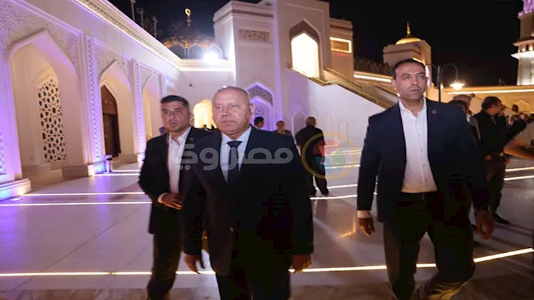 على رأسهم كامل الوزير.. مسؤولون وشخصيات عامة في عزاء والدة عمرو الجناي