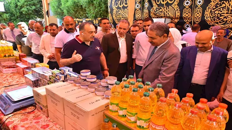 محافظ أسيوط يفتتح معرض “اليوم الواحد” لتوفير السلع بأسعار مخفضة – صور