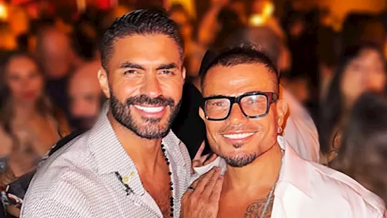 “تاتو وسلسلة وحلق”.. عمرو دياب يثير الجدل بـ اللوك الجديد والجمهور يعل