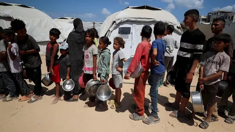 تقرير: إسرائيل توقف إدخال المساعدات لغزة انتظارا لخطة الجيش